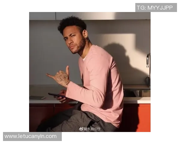 足球明星内马尔身着西装展现绅士风范引领时尚潮流