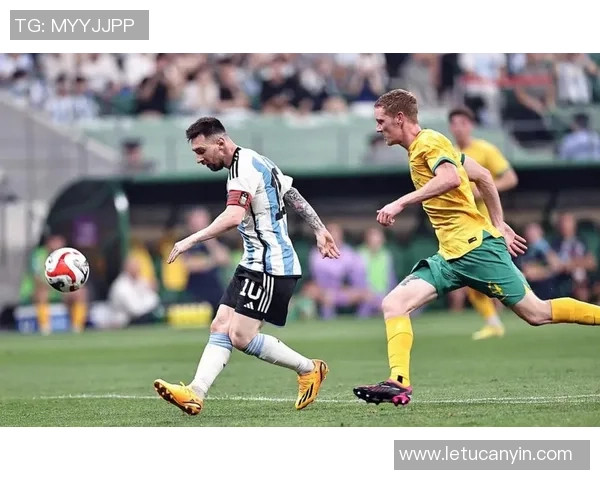 足球明星亲吻球鞋瞬间曝光引发球迷热议与感动