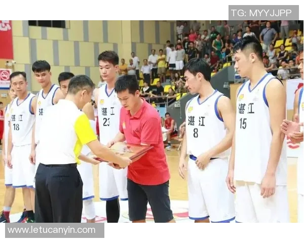 深圳篮球队荣登实力排行榜首位引发热议各队表现分析 深圳篮球队荣登实力排行榜首位引发热议各队表现分析